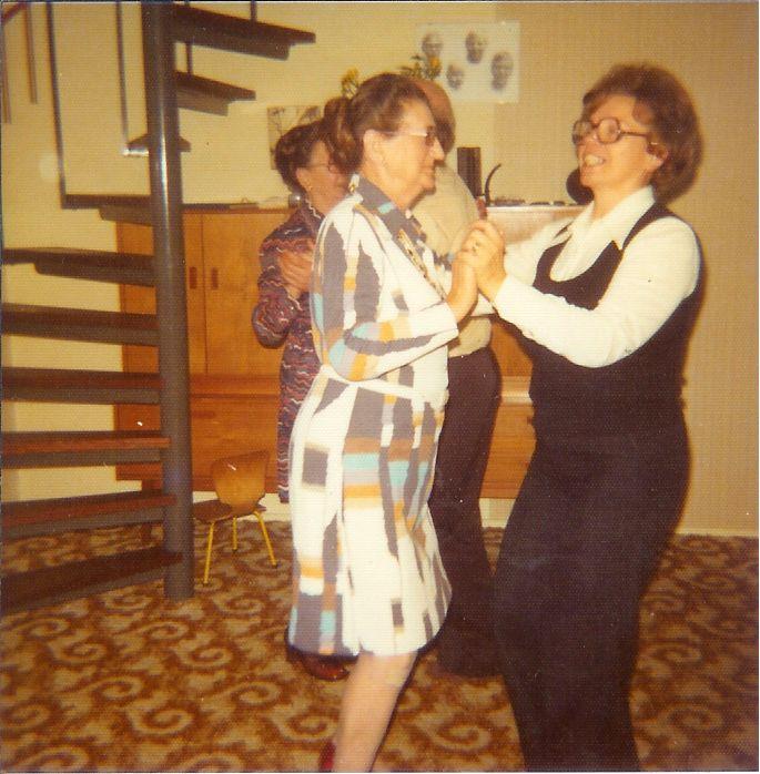 riet berk danst met moeder.jpg